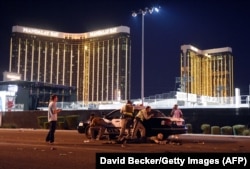 Poliția în apropiere de Mandalay Bay, de unde a tras atacatorul