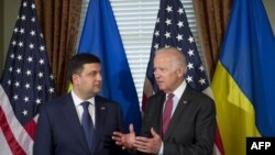 Вице-президент США Джо Байден (справа) и премьер-министр Украины Владимир Гройсман.