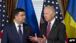 Вице-президент США Джо Байден (справа) и премьер-министр Украины Владимир Гройсман. Вашингтон, 15 июня 2016 года.