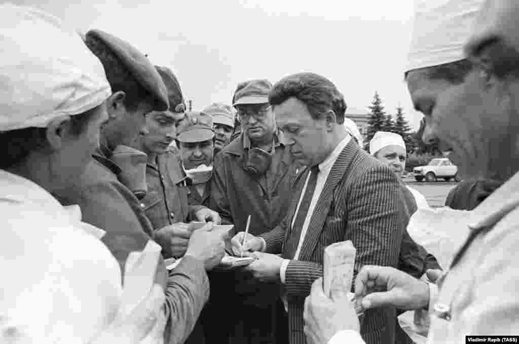 Kobzon gives autographs to Chernobyl disaster cleanup workers in 1986.