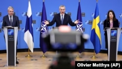 Rusia amenință Finlanda și Suedia să nu adere la NATO. Imagine cu secretarul general al NATO, Jens Stoltenberg și miniștrii de externe ai Finlandei și Suediei din 24 ianuarie 2022.