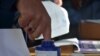 آرشیف/ یک رأی دهنده هنگام رأی دادن در یکی از مراکز رأی دهی در بامیان
