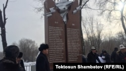 На открытии памятника погибшим при падении Boeing'a в селе близ бишкекского аэропорта. 13 января 2018 года.