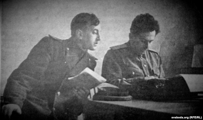 Р. Бярозкін (зьлева) у рэдакцыі газэты «Советское слово», 1946 год