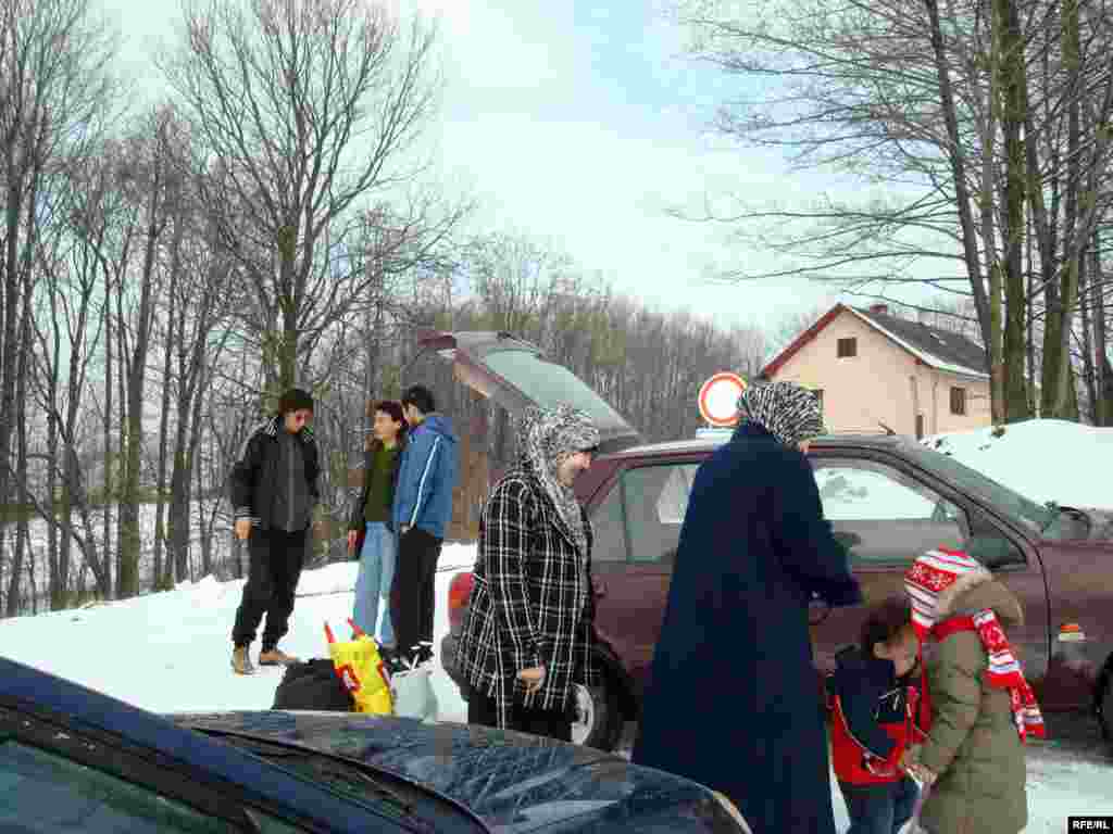 Семья Нургалиевых прибыла к лагерю беженцев в деревне Вышни Лхоты. - Семья Нургалиевых прибыла в чешский лагерь для беженцев в деревне Вышни Лхоты. 1 февраля 2009 года.