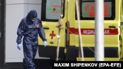 Врач-специалист в защитном костюме ждет пациентов в больничном комплексе для пациентов с болезнью COVID-19 в поселке Коммунарка в Новой Москве, Россия, 1 мая 2020 года. 