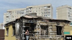 Разрушенный после боев сепаратистов с украинскими военными жилой дом. Луганск, 4 июня 2014 года.