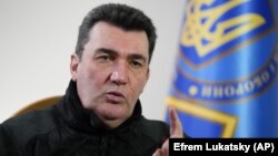 Oleksi Danilov și-a început cariera politică în anii 1990 în estul Ucrainei, unde a ocupat funcția de primar al orașului Lugansk.