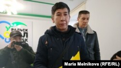 Активист Аскар Шайгумаров (в центре) с заявлением на имя акима Уральска. 10 декабря 2019 года.