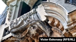 Palatul Cantacuzino, Muzeul Național „George Enescu”, așa-zisă „consolidare” a ornamentelor fațadei, detaliu