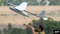 Իսրայելցի զինծառայողը անօդաչու թռչող սարք է փորձարկում, արխիվ