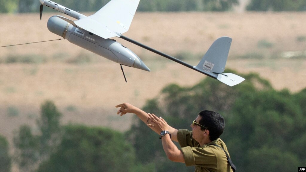 Իսրայելցի զինվորը անօդաչու թռչող սարք է արձակում, արխիվ