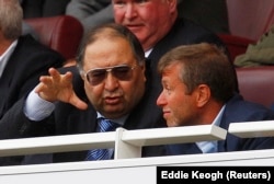 Российские миллиардеры Алишер Усманов и Роман Абрамович на трибунах лондонского стадиона