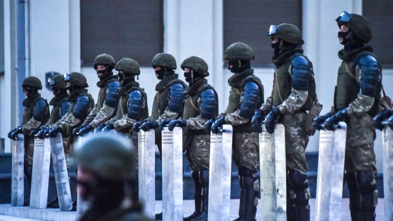 Lukaşenka polisiýanyň demonstrantlara garşy ýaraglary ulanmagyna ygtyýar berýän kanuny tassyklady