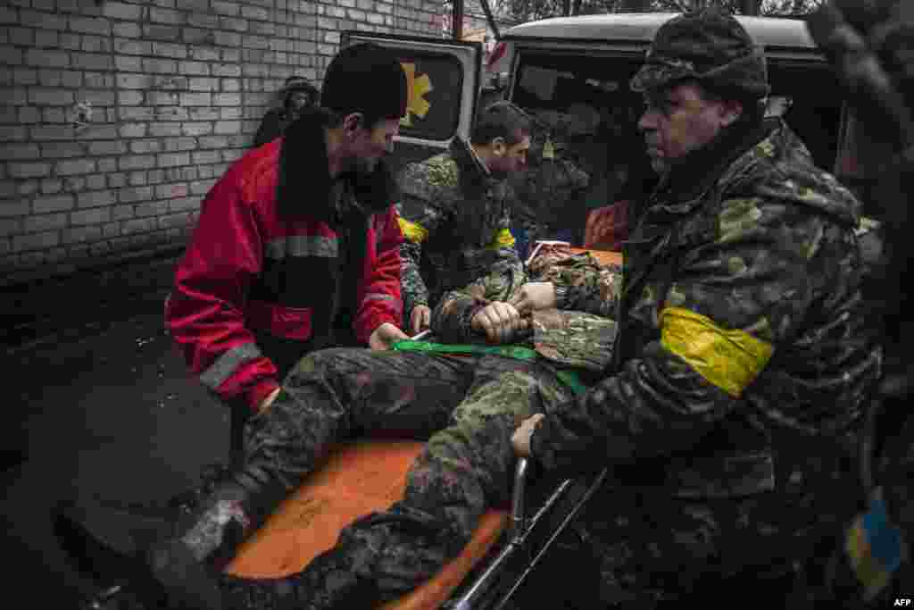 Пораненого українського військового доправляють до лікарні у Артемівську, 2 лютого 2015 року