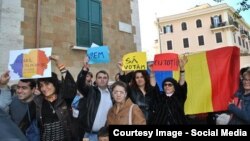 Cetățeni români la lucru în Italia în fața Consulatului României de la Torino