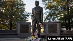 Monumentul în onoarea lui George H. W. Bush de la Houston, Texas, cu flori depuse la anunțul morții sale , 2 decembrie 2018