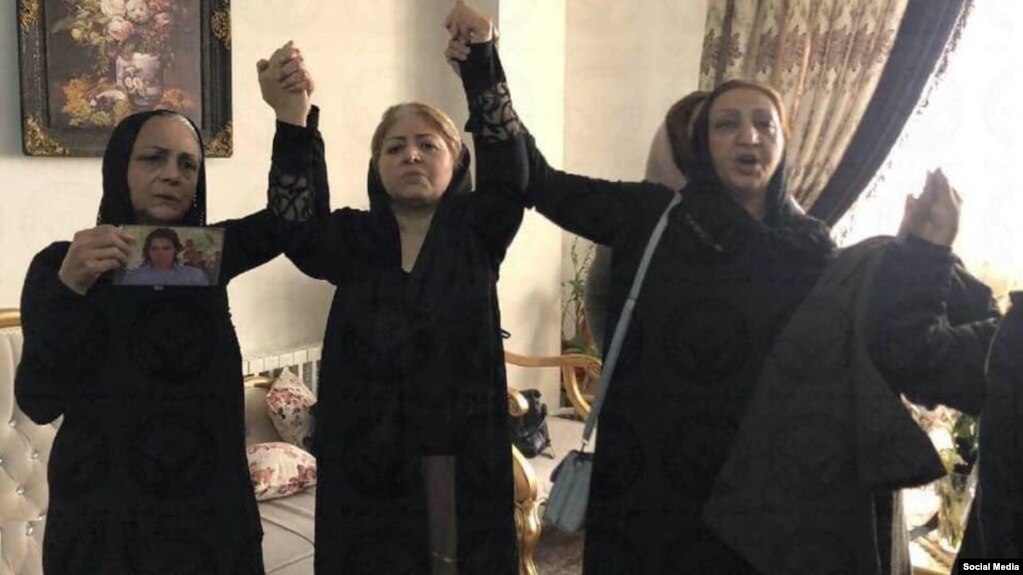 از سمت راست: شهناز اکملی، مادر مصطفی کریم‌بیگی، ناهید شیرپیشه، مادر پویا بختیاری و شهین مهین‌فر، مادر امیرارشد تاجمیر