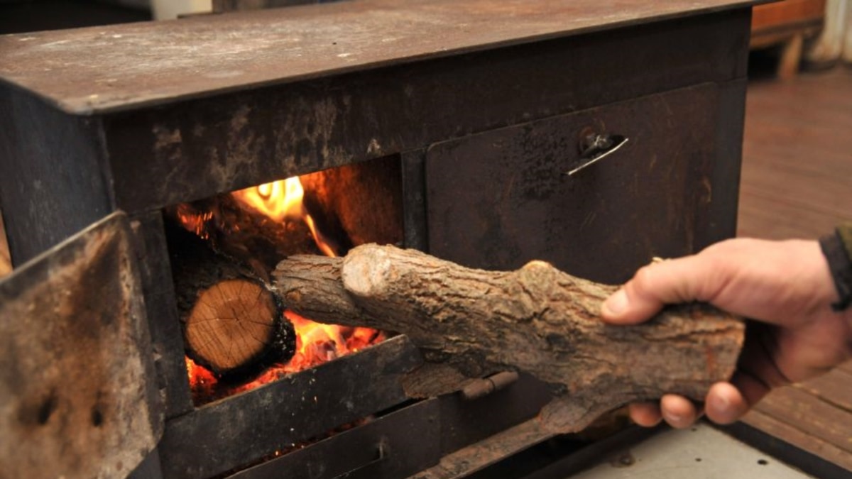 Чем топить печь. Топить баню. Поленья в печи. Печь на дровах. Топить печь дровами.