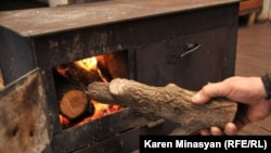 Жители Нагорного Карабаха вынуждены использовать дрова для обогрева домов (архивная фотография).