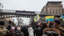 Банер «Росія розпочала війну тут!» над колишньою вулицею Інституською у Києві, де рота «Беркут» 20 лютого 2014 року убила найбільше беззбройних учасників Революції Гідності за наказом тогочасного президента Януковича та очільника МВС Захарченка. Обидва втекли в Росію