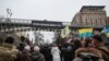 Банер «Росія почала війну тут!», який активісти повісили на пішохідному мосту на Алеї Небесної Сотні в шосту річницю загибелі найбільшої кількості учасників Революції гідності. Київ, 20 лютого 2020 року