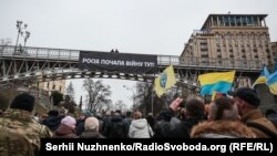 Банер «Росія почала війну тут!», який активісти повісили на пішохідному мосту на Алеї Небесної Сотні в шосту річницю загибелі найбільшої кількості учасників Революції гідності. Київ, 20 лютого 2020 року