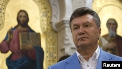 Віктор Янукович у храмі в Херсонесі, архівне фото