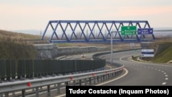 Autostrada Lugoj-Deva. ONG-urile au impus construirea de tuneluri pentru urși. Autoritățile au reclamat faptul că, în zonă, nu sunt urși, iar acțiunile civice au întârziat construirea drumului.