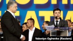 За словами Петра Порошенка (ліворуч), його зустріч із Володимиром Зеленським (праворуч) має відбутися «найближчим часом»