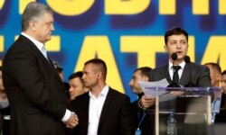 Кандидати в президенти Петро Порошенко і Володимир Зеленський під час дебатів на НСК «Олімпійський», 19 квітня 2019 року
