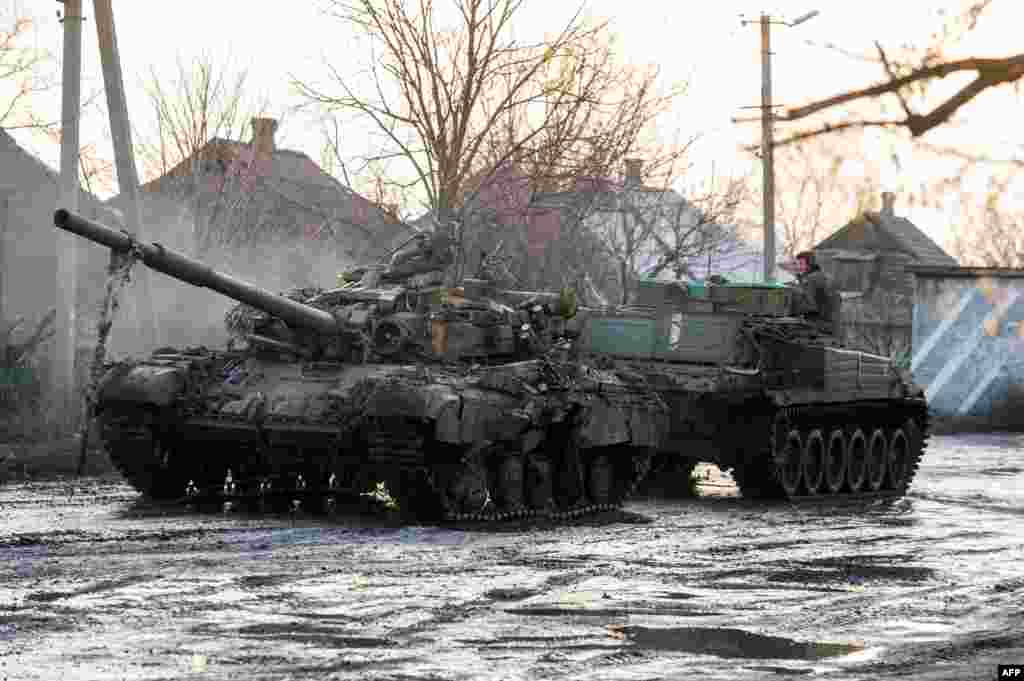 Проросійські бойовики тягнуть на ремонт пошкоджений український танк, Горлівка, 4 лютого 2015 року