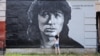 Graffiti în Sankt Petersburg cu cântărețul de rock și idol al tinerilor epocii perestroika, Viktor Țoi.