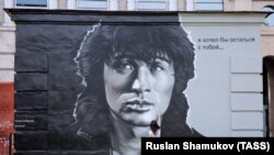 Граффити памяти Виктора Цоя в Петербурге