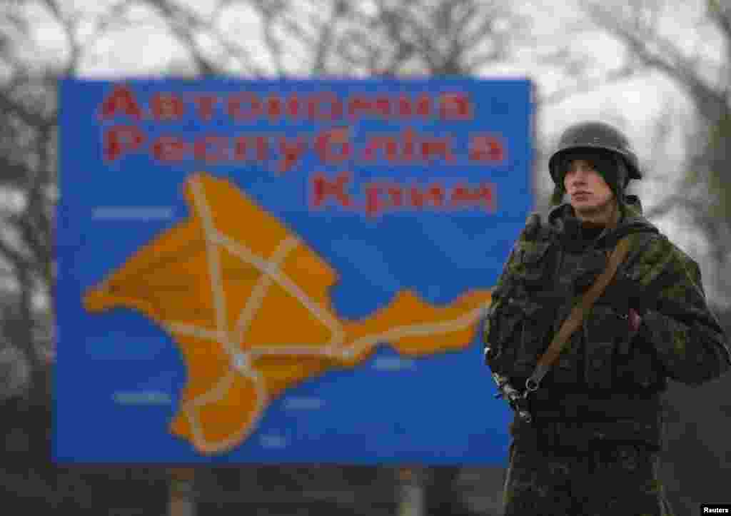 Російський солдат на Керченській поромній переправі, 4 березня 2014 року