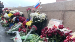 Борис Немцов үтерелгән күпердә чәчәкләр