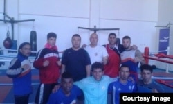 Болат Ниязымбетов Ирак ұлттық құрамасының боксшыларымен бірге тұр. Сурет бапкердің жеке мұрағатынан алынды.