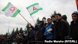 Митингущие осуждают принятый закон, призывают власти к благоразумию, все-таки выслушать население и сделать так, чтобы этот закон был отменен