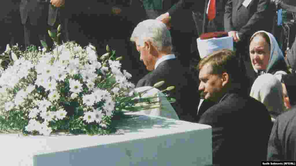 Bivši američki predsjednik Bill Clinton zvanično je otvorio Memorijalni centar Potočari 20. septembra 2003. godine.