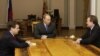 На фото – Дмитро Медвєдєв (ліворуч), Володимир Путін (по центру) та Віктор Медведчук (праворуч) під час зустрічі у Москві 16 квітня 2004 року