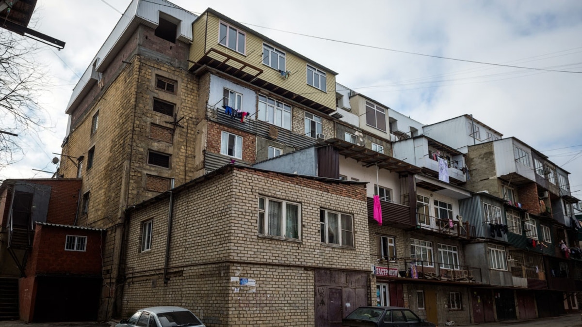 Пристройка к квартире. Махачкала балконы самострой. Балконы в Дагестане самострой. Махачкала архитектура самострой. Незаконные пристройки в Махачкале.