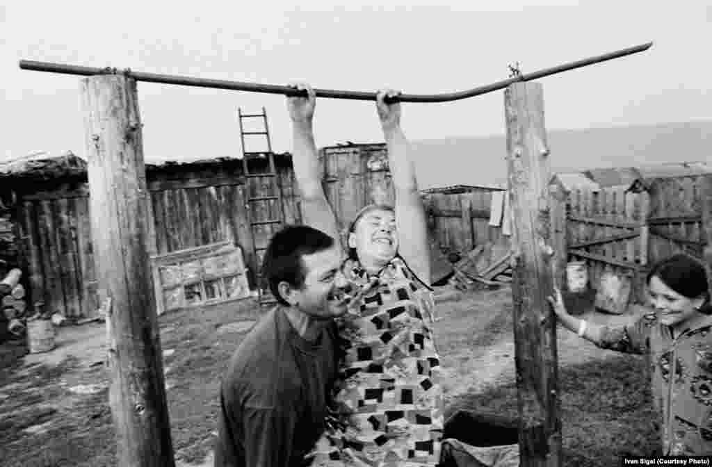 Женщина по имени Елена с семьей в сибирском поселке Фомка. По словам Сигала, этот снимок был сделан после нескольких дней застолья. 2003 год. 