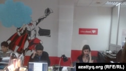 Сотрудники интернет-магазина в своем офисе. Алматы, 5 марта 2014 года.