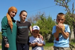 Супруга Наримана Мемедеминова с детьми, архивное фото