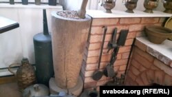 Аптэчная ступа і побач і бронзавая пасудзіна з кляймом: Магістрат Горадня
