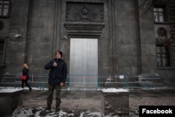 Глеб Астафьев у двери ФСБ, которую поджег Петр Павленский