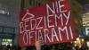 "Мы не будем жертвами" – плакат в руках одной из участниц акции протеста в польском городе Гдыня