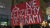 "Мы не будем жертвами" - плакат в руках одной из участниц акции протеста в польском городе Гдыня