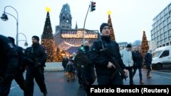 Сотрудники полиции у рождественской ярмарки, где произошло нападение.