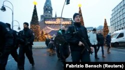 Сотрудники полиции у рождественской ярмаркив Берлине, где произошло нападение. 
